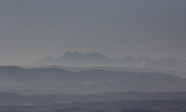 Tatry widziane z góry Liwocz- Wczoraj można było obserwować zjawisko inwersji - napisał do nas Maciej. Tatry były widocznie m.in. z wieży widokowej w Głobikowej oraz z góry Liwocz - najwyższego wzniesienia na Pogórzu Ciężkowickim, wznoszącego się na wysokości 562 m n.p.m.Jeśli zrobiliście w ostatnich dniach podobne zdjęcia, wysyłajcie je do nas na adres online@nowiny24.pl. Opublikujemy je na naszym portalu.