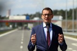 Premier Morawiecki: „Nie było ani dróg ani mostów”. Platforma pozywa szefa rządu w trybie wyborczym