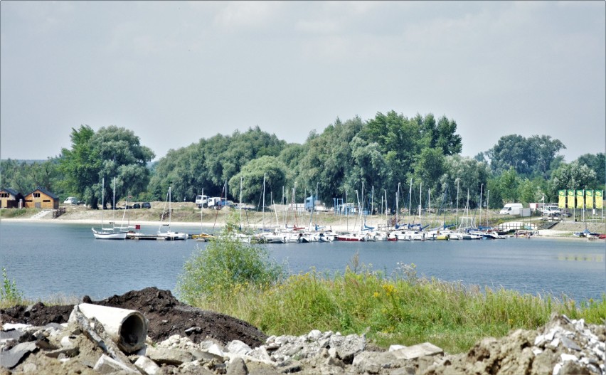 Postępują zmiany nad Jeziorem Tarnobrzeskim. Co dzieje się na placu budowy? [ZDJĘCIA]