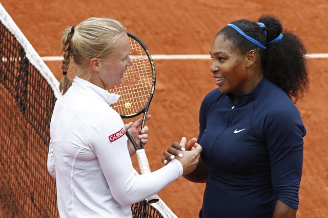 Serena Williams (z prawej) w sobotę zagra o swój czwarty tytuł w Paryżu