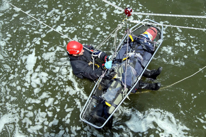 Człowiek pod wodą nad Zalewem Zemborzyckim. Zobacz ćwiczenia lubelskich strażaków [ZDJĘCIA]