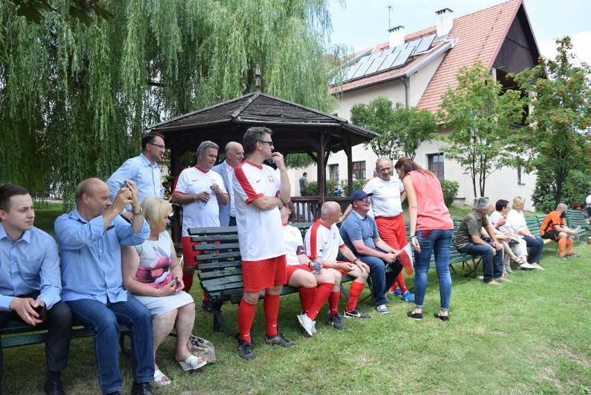 Powiatowy Dzień Seniora w Więckowicach z wiciem wianków i meczem samorządowcy kontra salezjanie [ZDJĘCIA]