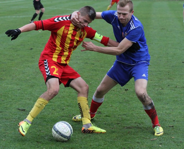 Ostrych starć w meczu nie brakowało. O piłkę walczą obrońca Korony Mateusz Zawadzki (z lewej) i Adrian Gębalski. 