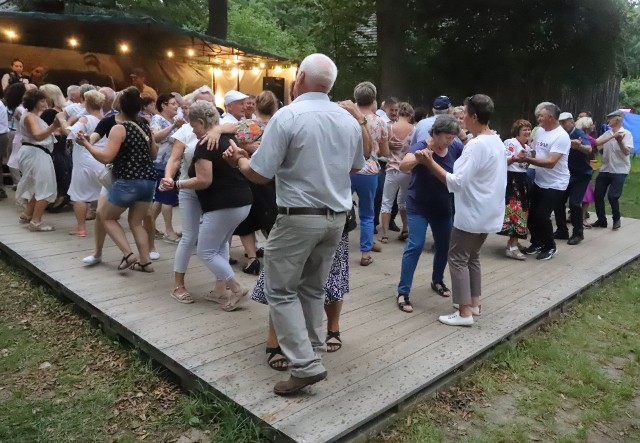 Wieczór na Święcie Planów w Muzeum Wsi Radomskiej, w niedzielę 28 sierpnia to było prawdziwe szaleństwo. Występ Tęgich Chłopów zachwycił wszystkich, od razu ludzie ruszyli do tańca. Potańcówka na dechach udała się znakomicie, tańczyło przez cały czas mnóstwo ludzi. Zobaczcie zdjęcia.Na kolejnych zdjęciach Tęgie Chłopy i potańcówka na dechach z Muzeum Wsi Radomskiej