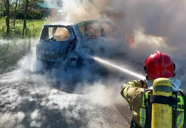 Pożar samochodu w Desznie w powiecie jędrzejowskim.