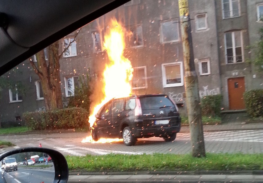 Wrocław: Pożar samochodu na al. Hallera (ZDJĘCIA, FILM)