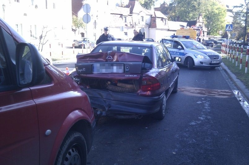 Wypadek w Niemodlinie. Kierowca opla trafił do szpitala.