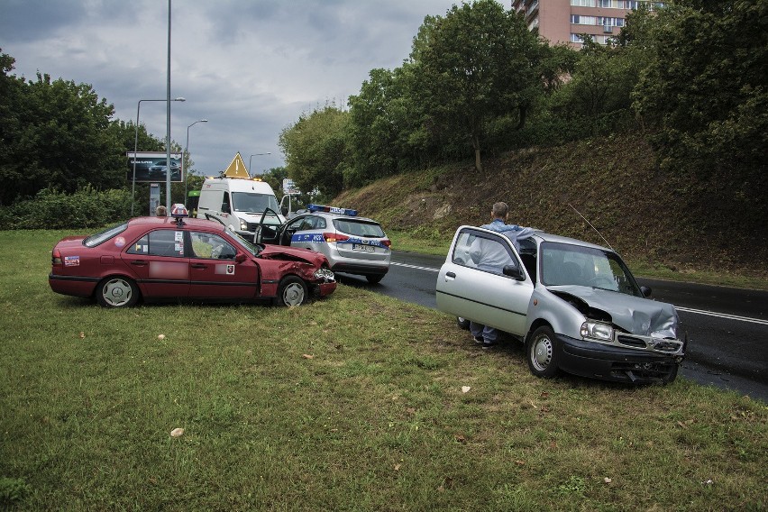 Zderzenie dwóch aut na ul. Sczanieckiej. Utrudnienia w ruchu