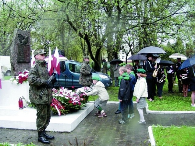Zuchy z drużyny "Łowcy Przygód&#8221; podczas składania kwiatów z okazji Święta 3 Maja.
