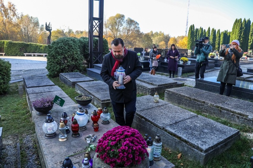 Miasto zapaliło znicz na grobie Stanisława Lema. Pisarz jest pochowany na cmentarzu Salwatorskim