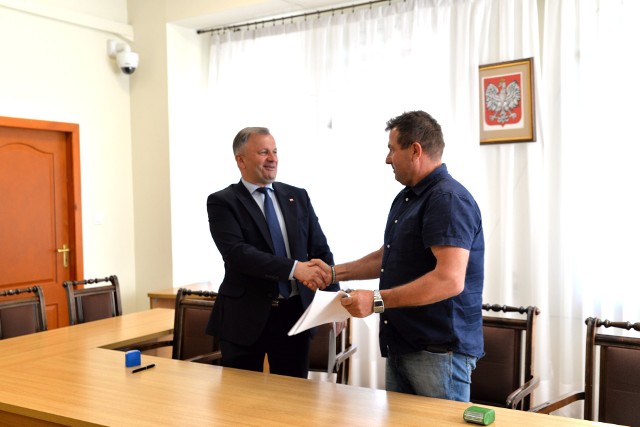 Burmistrz Połańca po podpisaniu umowy z wykonawcą Arturem Garnuszkiem