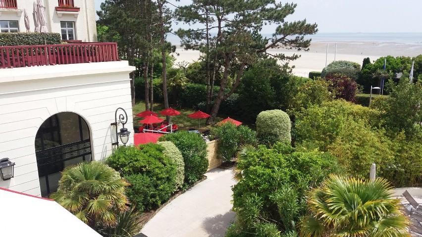 Widok z balkonu w hotelu L'Hermitage, w ogrodzie schowany...