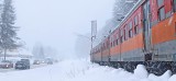 Atak zimy. Utknął pociąg na torach w Białym Dunajcu. Zawalił się garaż w Zakopanem