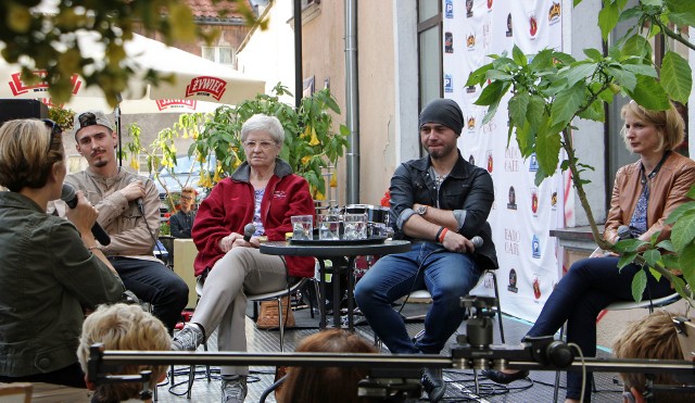 Trwa III Festiwal Muzyki Dawnej im. Piotra z Grudziądza. w jego ramach odbywają się różne imprezy. W malowniczej kawiarni Fado Cafe odbyło się spotkanie grudziądzkich twórców, których na temat sztuki odpytał Beata Kastner. Muzycznie okrasił Tomasz Kurjata i perkusiści z OPP. Plastycznie "rejestrowali" podopieczni Klary Stolp.>> Najświeższe informacje z regionu, zdjęcia, wideo tylko na www.pomorska.pl 