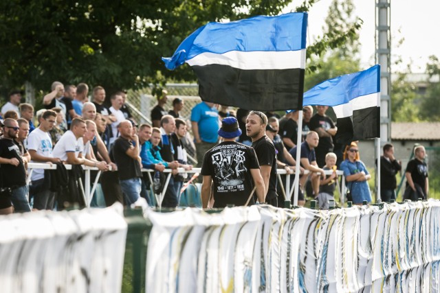 Piłkarze SP Zawisza Bydgoszcz pokonali zespół GLKS Dobrcz 3:0 (2:0) w meczu inaugurującym rozgrywki A klasy. Gole dla niebiesko-czarnych: Adrian Brzeziński, Artur Cielasiński i Patryk Straszewski. Zobacz, co działo się na stadionie w Potulicach >>>