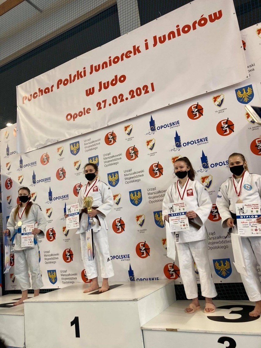 Juniorki Akademii Judo Poznań prezentują medale i dyplomy...