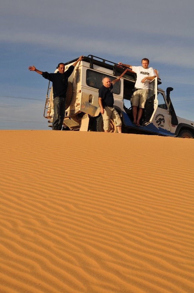 Nasza ekipa Jura Team Explorer w piaskach Maroka.