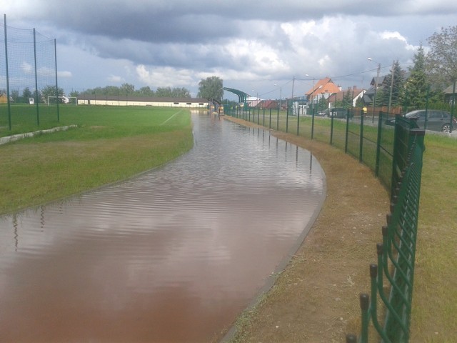 Tak wygląda po deszczu bieżnia na opatowskim stadionie, który niedawno przeszedł gruntowny remont.