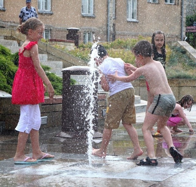 Fontanny na placu Artystów w Kielcach są oblegane przez dzieciaki. Uwaga! Woda z nich nie nadaje się do picia.