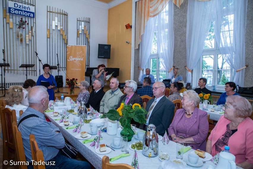 Seniorzy ze Stargardu potrafią się bawić!  Urodzinowe spotkanie osiemdziesięciolatków z okazji Dni Seniora