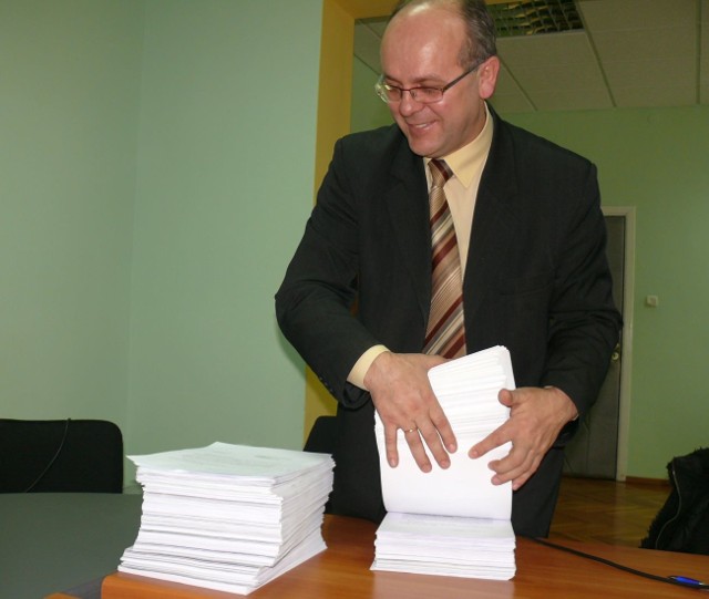 Starosta niżański Władysław Pracoń pokazuje podpisane listy otwarte do prezydenta i premiera.