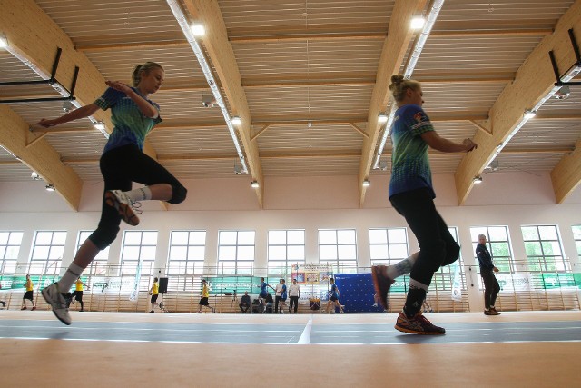 Hala sportowa Uniwersyteckiego Centrum Sportowego powstała w kampusie na Zalesiu.  Będzie służyć  studentom, ale i do rekreacji.