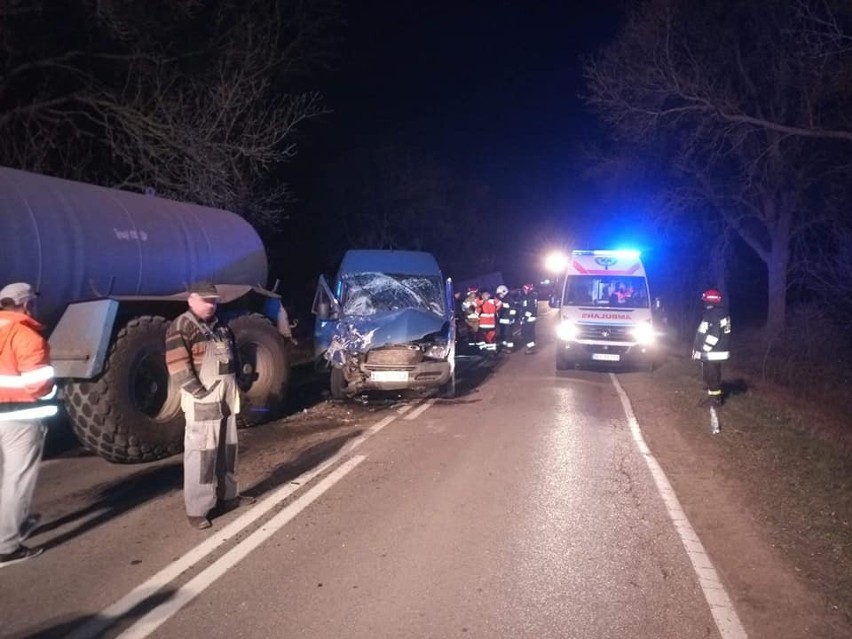 Kolizja na trasie Narew - Trześcianka. Tir zderzył się z busem. Wszystko przez traktor (zdjęcia)