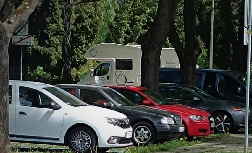 Na ulicy Pileckiego w Oświęcimiu parkują także turyści m.in....