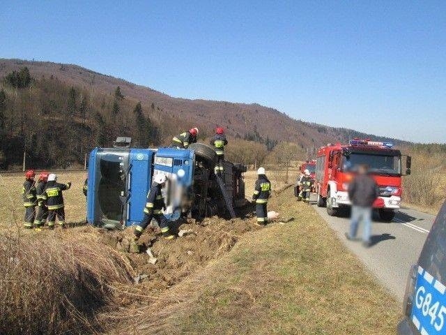 Leluchów. Ciężarówka wywróciła się na drodze do granicy