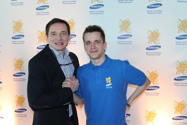 Zbigniew Strzelczyk (z prawej) z Kozienic pobiegnie w piątek w sztafecie olimpijskiej. Jednym z Polaków, którzy znaleźli się w składzie sztafety jest także znany dziennikarz Przemysław Babiarz (z lewej)