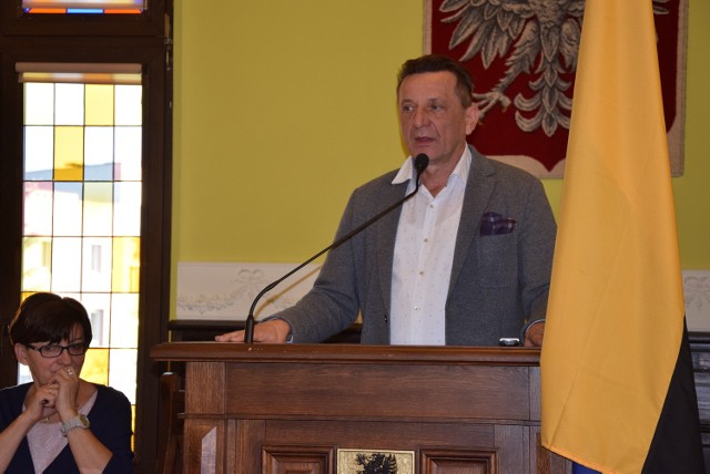 Dyrektor Leszek Bonna przyznał, że uprzedził personel, że jest czarny scenariusz - zwolnienia.