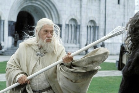 Gandalf Biały. Kadr z filmu "Władca Pierścieni: Powrót...