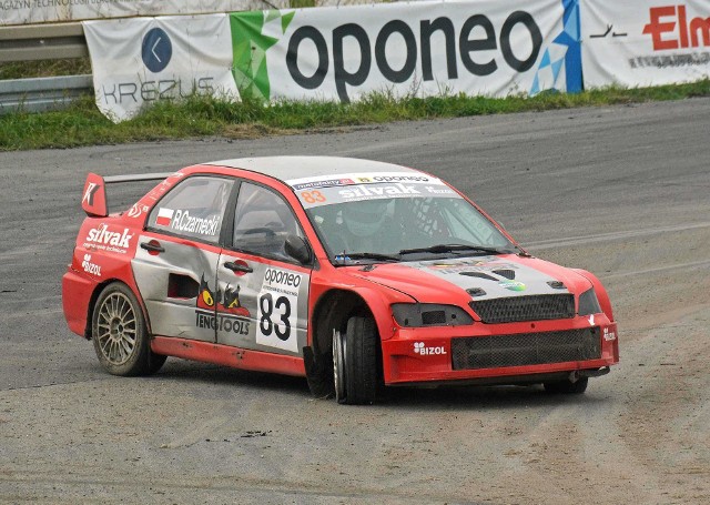 Przedostatnia runda OPONEO Mistrzostw Polski Rallycross, która odbyła się w Toruniu obfitowała w zacięte pojedynki i nieoczekiwane zwroty akcji. Wśród najważniejszych aktorów tego widowiska znalazł się również Robert Czarnecki, które po przerwie ponownie zasiadł za kierownicą Mitsubishi Lancera najszybszej kategorii SuperCars.Fot. materiały prasowe