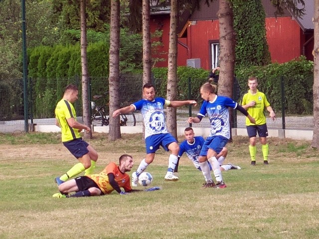 Błękitni Grzęska (żółte koszulki) pokonali Alabaster Łopuszka Wielka 8:0 (5:0).