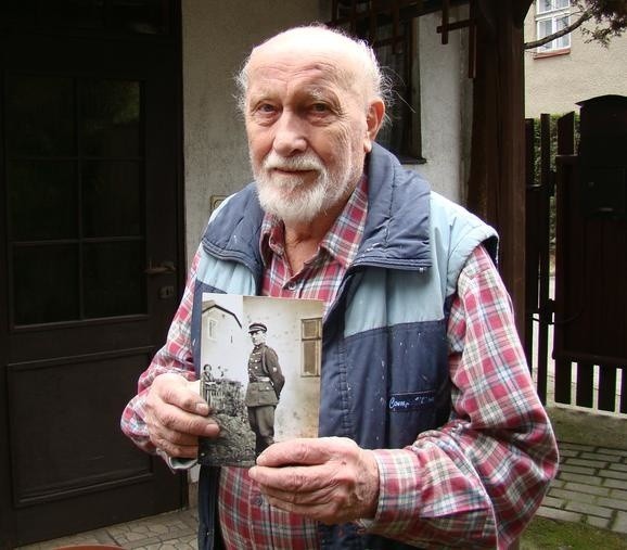 Mieczysław Jakuczek pokazuje zdjęcie swojego ojca Jana Jakuczka rozstrzelanego w Auschwitz
