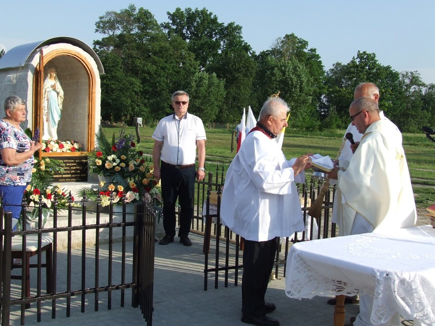 Parafianie ze Ślęzaków uczcili setne urodziny świętego Jana Pawła II. Ku czci Papieża wznieśli kapliczkę [ZDJĘCIA] 