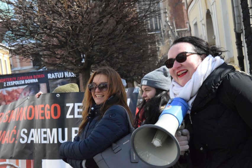 Protest przed siedzibą arcybiskupa. Kobiety przeciwko zakazowi aborcji: Moja macica to nie kaplica!