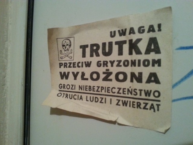 W miejscu, gdzie wyłożona jest trutka, musi wisieć takie ostrzeżenie.