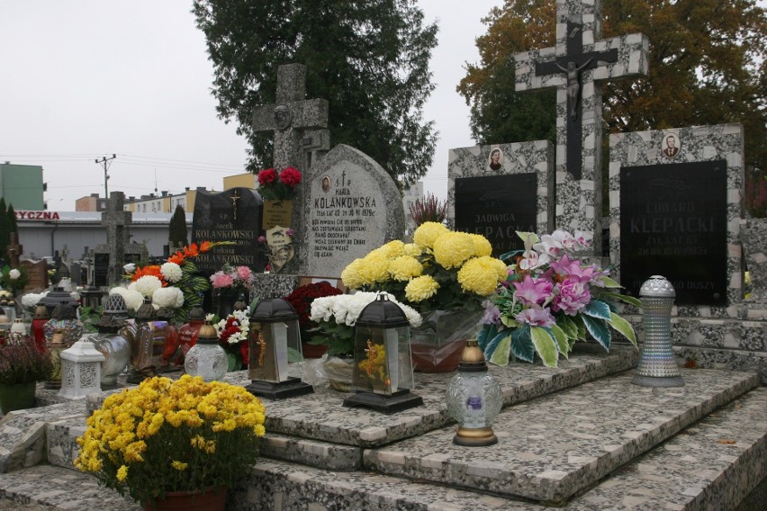 Cmentarz w Ostrowi Mazowieckiej w Dzień Zaduszny 2020