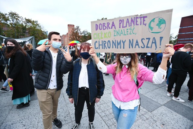 W piątek (21 kwietnia) w południe przez centrum Wrocławia przejdzie marsz ekologów. Jego celem jest „postulowanie kompleksowych działań państwa przeciwdziałających skutkom zmian klimatu, w nawiązaniu do Dnia Ziemi pod hasłem - Wybierz Klimat”. Będą utrudnienia w ruchu dla kierowców.