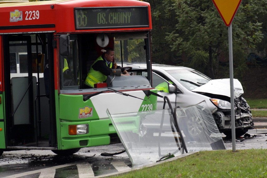 Wypadek na skrzyżowania ul. Elsnera i al. Kompozytorów...