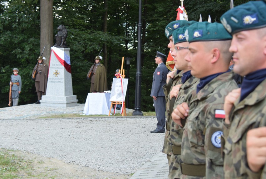 Pierwszy pomnik na Szlaku Orląt Lwowskich odsłonięto w Ustrobnej k. Krosna. Upamiętnia Janka Charlewskiego [ZDJĘCIA]