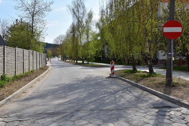 Na ulicy Barwinek, od Wrzosowej do Brzoskwiniowej Miejski Zarząd Dróg wprowadził ruch jednokierunkowy. To utrudnienie będzie obowiązywało od wtorku do czwartku.