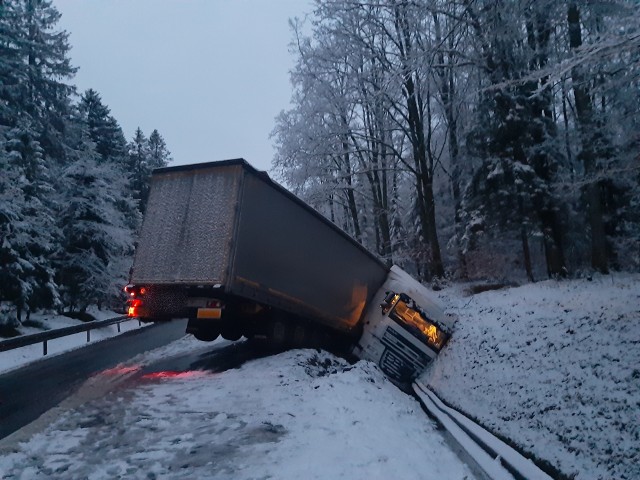 Tak jest m.in. w Bożance, Kowalewicach, Trzebielinie, Zielinie (droga krajowa nr 21). Między Trzebielinem i Zielinem w rowie wylądowała ciężarówka. Ruch w tym miejscu odbywa się wahadłowo. Na miejscu działają strażacy z OSP w Trzebielinie. 