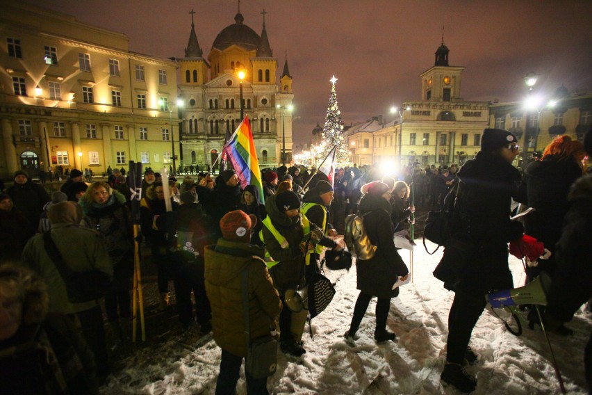 Manifestacja w obronie praw kobiet na Placu Wolności. Protest zgromadził około 500 osób [zdjęcia]