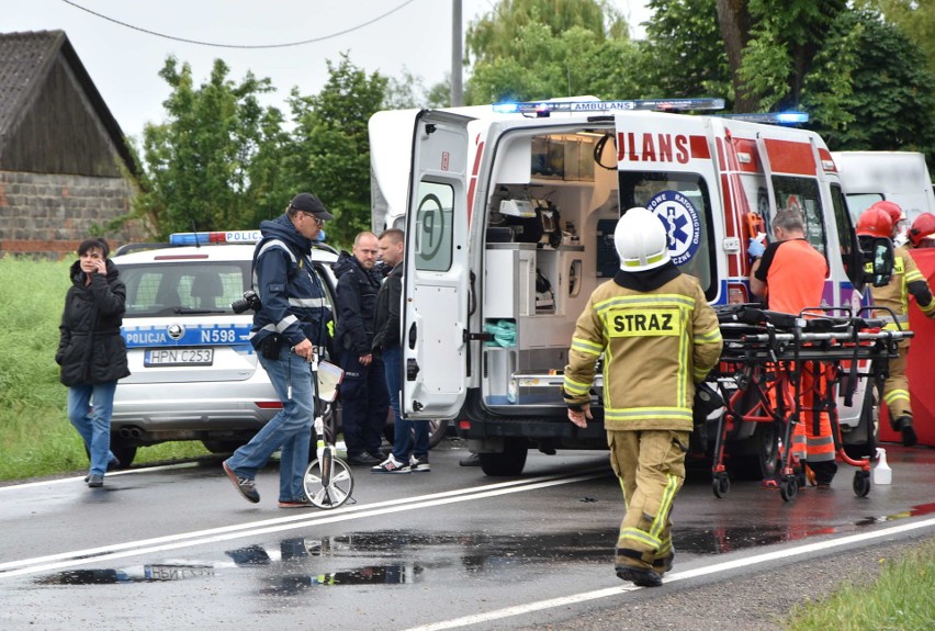 Tragiczny wypadek k. Malborka! W Dębinie zderzyły się trzy samochody, zginęły dwie osoby [ZDJĘCIA]