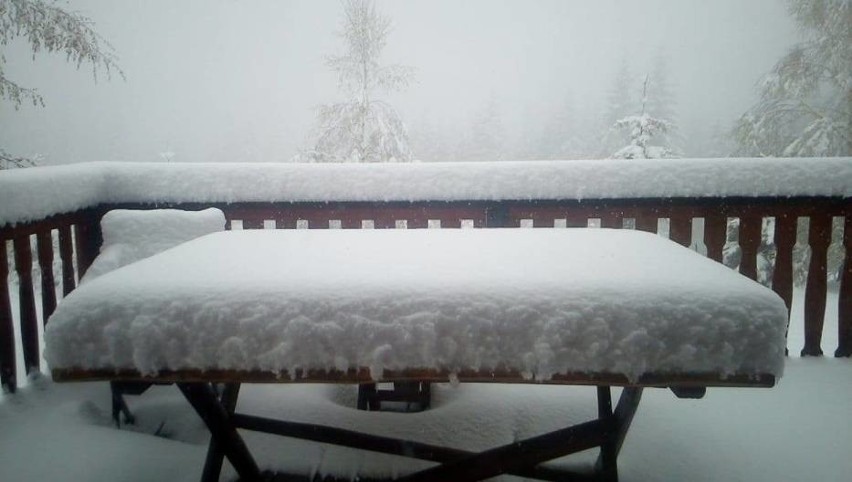Połowa maja, a w Beskidach wciąż sypie śnieg - jest go już...