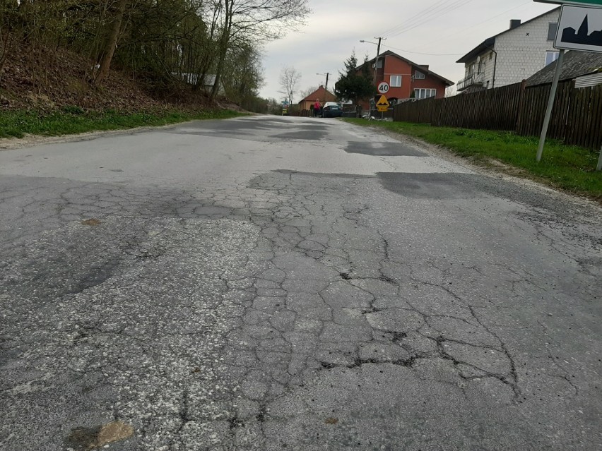 Tak obecnie wygląda droga w Cieślach w gminie Krasocin....