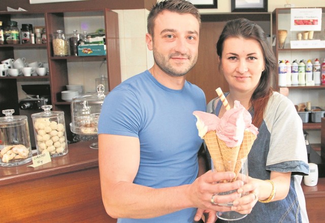 Kinga Trepka-Kopacz wraz z mężem Pawłem w kawiarni Tradycja w Nowej Słupi prezentują najlepsze lody w województwie.