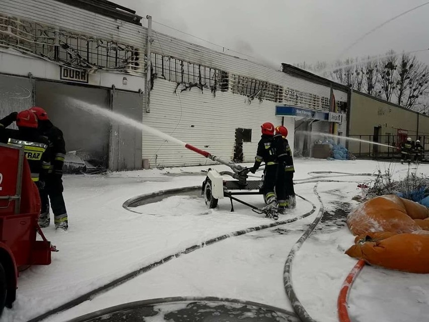Gigantyczny pożar hali magazynowej przy ulicy Wrocławskiej w Radomiu. Na miejscu pracuje ponad 200 strażaków z całego regionu